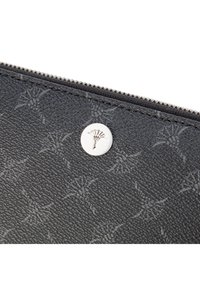 Temno siva teksturirana denarnica s subtilnim vzorcem in okrasnim emblemom v srebrni barvi na sprednji strani, z zadrgo ob zgornjem robu.