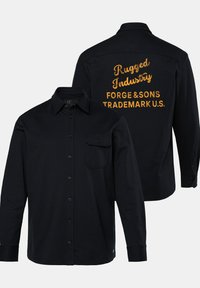 Schwarz langärmliges Shirt mit einer Fronttasche, auf dessen Rückseite auffälliger goldfarbener Sticktext prangt, der "Rugged Industry Forge & Sons Trademark U.S." liest.