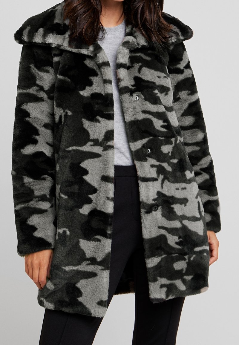 Cappotto in pelliccia sintetica con motivo camouflage in nero e grigio, dotato di colletto e chiusura con bottoni. Tessuto morbido e design di lunghezza media.