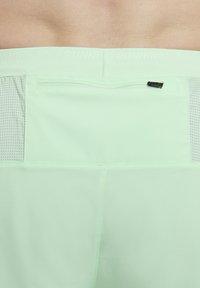 Nike Performance STRIDE - Pantalón corto de deporte - vapour green dark stucco vapour green