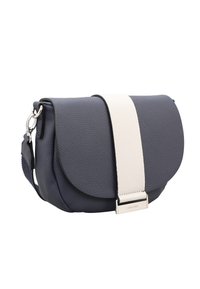 Borsa a tracolla in pelle blu testurizzata con una tracolla bianca e accenti bianchi. Presenta una chiusura a patta e finiture in argento per la chiusura.