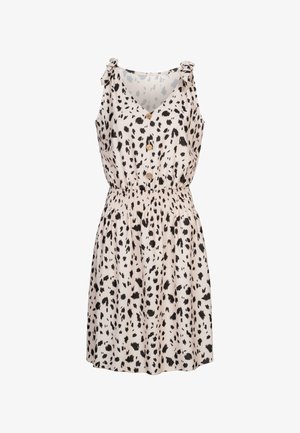 Een mouwloze V-hals jurk met een getailleerde taille, elastische smocking en een zwart spetterprint op een lichte achtergrond; heeft voorkantknopen en strikbandjes.