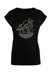 Sort T-shirt med grafik af et mytisk væsen med vinger, omgivet af bjerge og et cirkulært design, der repræsenterer vand og en måne.
