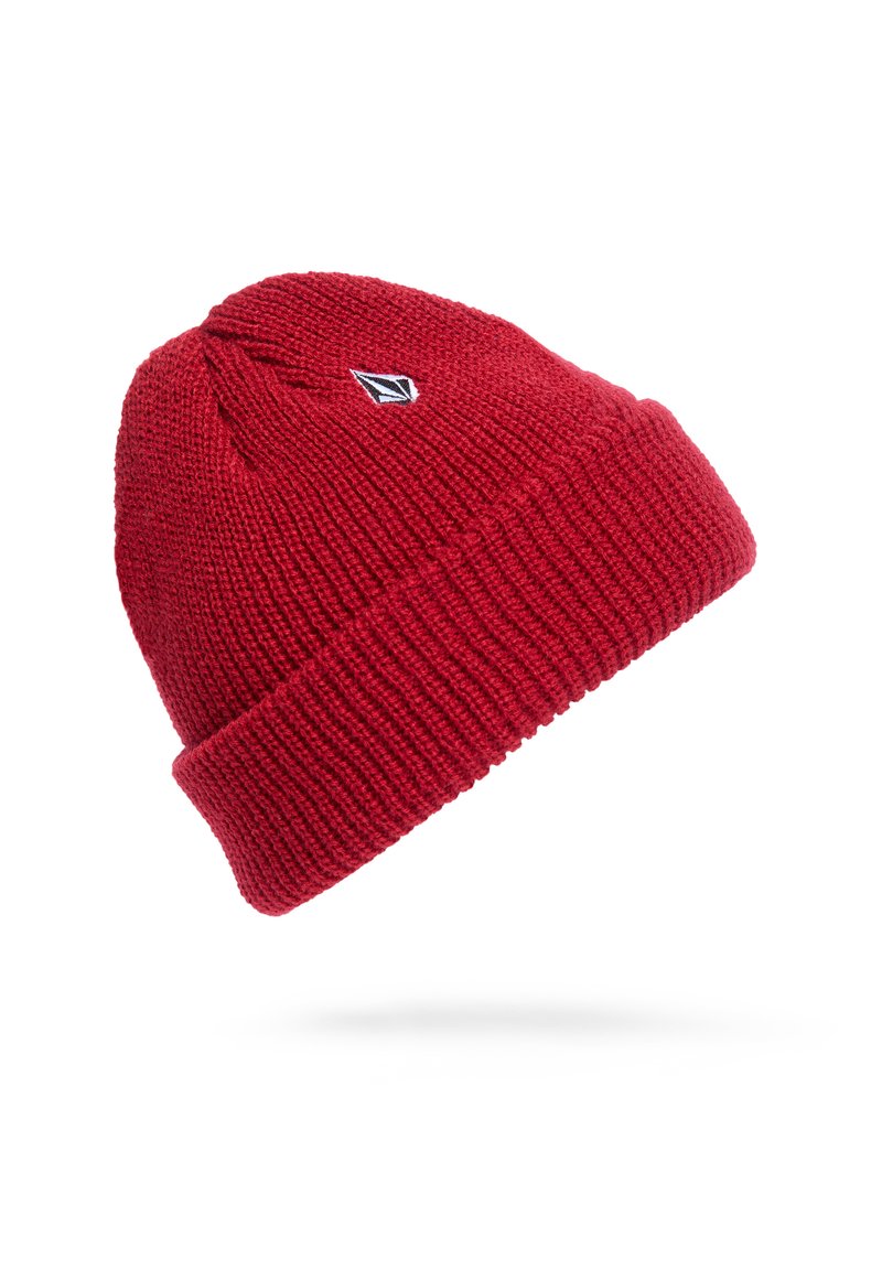 Rode gebreide beanie met een omgeslagen rand, met een klein zwart-wit logo. De textuur is geribbeld, wat warmte en rek biedt.