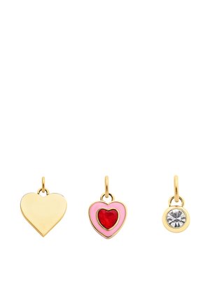 Drei kleine Goldanhänger: ein schlichten Herz, ein pinkes Herz mit rotem Edelstein in der Mitte und ein runder Anhänger mit klarem Edelstein in der Mitte.