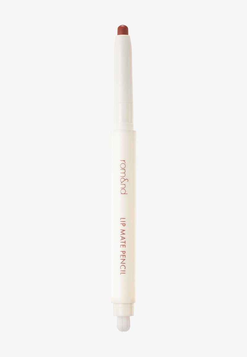 Crayon mate pour les lèvres blanc avec pointe rétractable couleur marron rouge et pinceau estompeur blanc intégré à l'extrémité opposée.