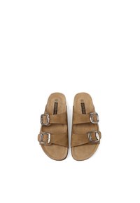 Sandali in suede marrone con due ampi cinturini, ciascuno dotato di una fibbia in argento. Suola piatta con morbida fodera interna per il comfort. Taglia 37.