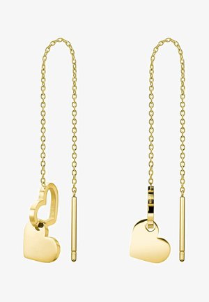 Boucles d'oreilles en forme de cœur en ton doré avec une chaîne allongée. Une boucle d'oreille présente un cœur solide, tandis que l'autre a un design de cœur découpé.