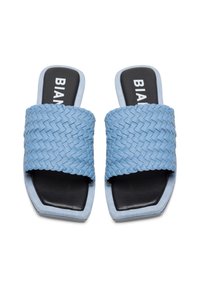 Niebieskie plecione sandały wsuwane z szerokim paskiem i kwadratowym noskiem. Teksturowane wykończenie i czarne wkładki z nazwą marki "BIANCA".