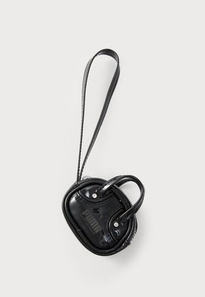Zwarte, glanzende mini-handtas met een ronde vorm, voorzien van een logo, dubbele handvatten en een verstelbare schouderband.