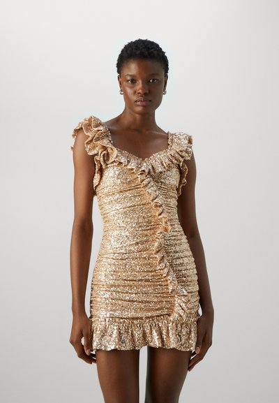Robe dorée en sequins avec encolure et manches volantes, présentant une coupe ajustée et un ourlet à volants. Le tissu texturé crée un effet scintillant.