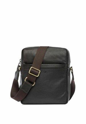 Czarna skórzana torebka na ramię z przednią kieszenią i regulowanym, ciemnobrązowym paskiem materiałowym z mosiężną klamrą.