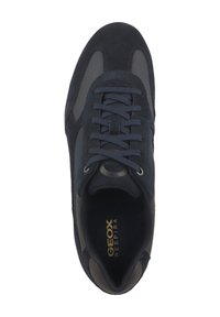 Sneaker blu navy con pannelli in suede e mesh, punta tonda, chiusura con lacci e dettagli del logo dorato sulla soletta. Suola antiscivolo.