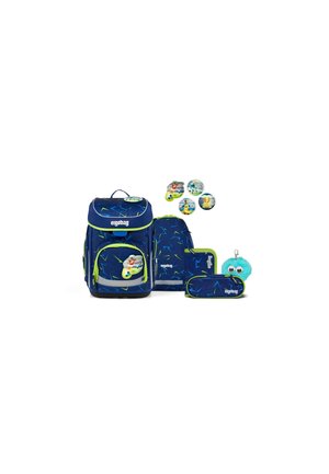 Blau-grünes Schulrucksack-Set mit passendem Federmäppchen, Turnbeutel, Stoff-Ordner, flauschigem Schlüsselanhänger und fußballmotivierten Ansteckpins.