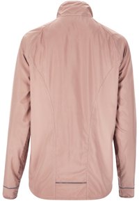 Lätt, mjuk rosa jacka med hög krage, långa ärmar och subtila sömdetaljer. Slät textur och inga synliga knäppningar.