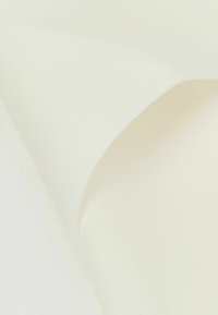 Helles Elfenbein-Gewebe mit einer glatten Oberfläche, das einen leichten Glanz und ein subtil gewebtes Muster aufweist. Das Falten erzeugt weiche, sanfte Drapierungen.