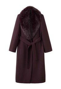 Lungo cappotto borgogna con ampio colletto in pelliccia sintetica, vita cinte e maniche a tre quarti. Texture liscia con una vestibilità rilassata.