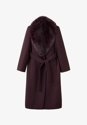 Lungo cappotto borgogna con ampio colletto in pelliccia sintetica, vita cinte e maniche a tre quarti. Texture liscia con una vestibilità rilassata.