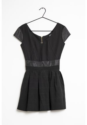 Schwarzes kurzärmeliges Kleid mit passgenauer Brustpartie und plissiertem Rock. Verfügt über ein texturiertes Panel an den Ärmeln und einen Reißverschluss im Rücken.