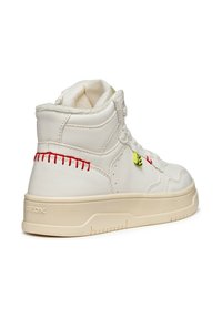 Witte leren hoge sneakers met rode stiksels, groene accenten en een gestructureerde zool. Voorzien van een gewatteerde kraag en een vetersluiting aan de voorkant.