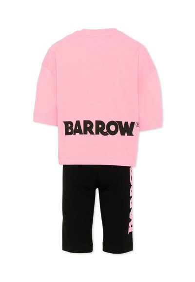 Chemise rose à manches courtes avec "BARROW" en noir dans le dos, associée à un short noir avec le texte "BARROW" rose sur le côté.