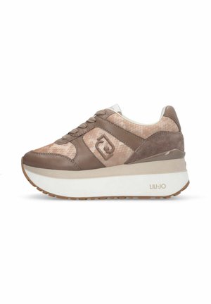 Baskets marron et beige pour femmes avec tissu à motifs, détails en cuir, semelle blanche épaisse, et logo Liu Jo au talon et sur le côté.