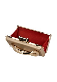 Goldene Clutch aus Metall mit glänzender Oberfläche, einem geschwungenen Griff, rotem Wildlederinnenfutter und einem Verschluss. Offenes Design zeigt das Innere.