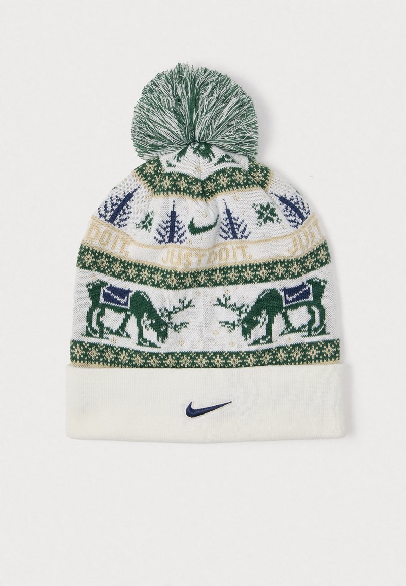 Zimska kapa s zelenim pom-pomom, uzorcima sobova i drveća, tekstom "SVE ŠTO TREBAš UČINITI." i tamnoplavim Nike swoosh logotipom na bijelom preklopu.