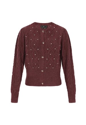 Burgundi kardigán textúrált gyémántmintával, apró díszgémekkel díszítve, kerek nyakkal és aranyszínű gombokkal.