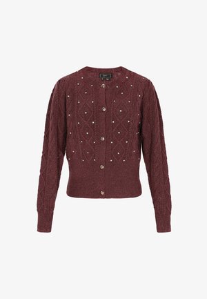 Burgundi kardigán textúrált gyémántmintával, apró díszgémekkel díszítve, kerek nyakkal és aranyszínű gombokkal.