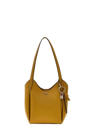Sac à main en cuir jaune moutarde avec une bandoulière simple, un charm en forme de cadenas doré et le logo "GUESS EST 1981" à l'avant.