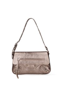 Borsa in pelle metallica taupe con pattina pieghevole, tasca con zip e accessori decorativi sui lati. Tracolla regolabile.