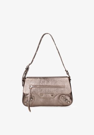 Metalen taupe lederen handtas met een flap en ritsvak, en decoratieve hardware-accenten aan de zijkanten. Verstelbare schouderband.