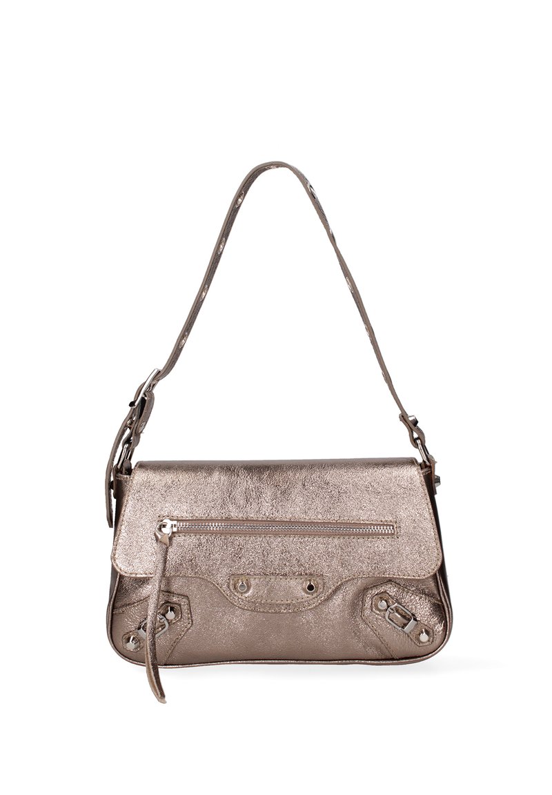 Borsa in pelle metallica taupe con pattina pieghevole, tasca con zip e accessori decorativi sui lati. Tracolla regolabile.