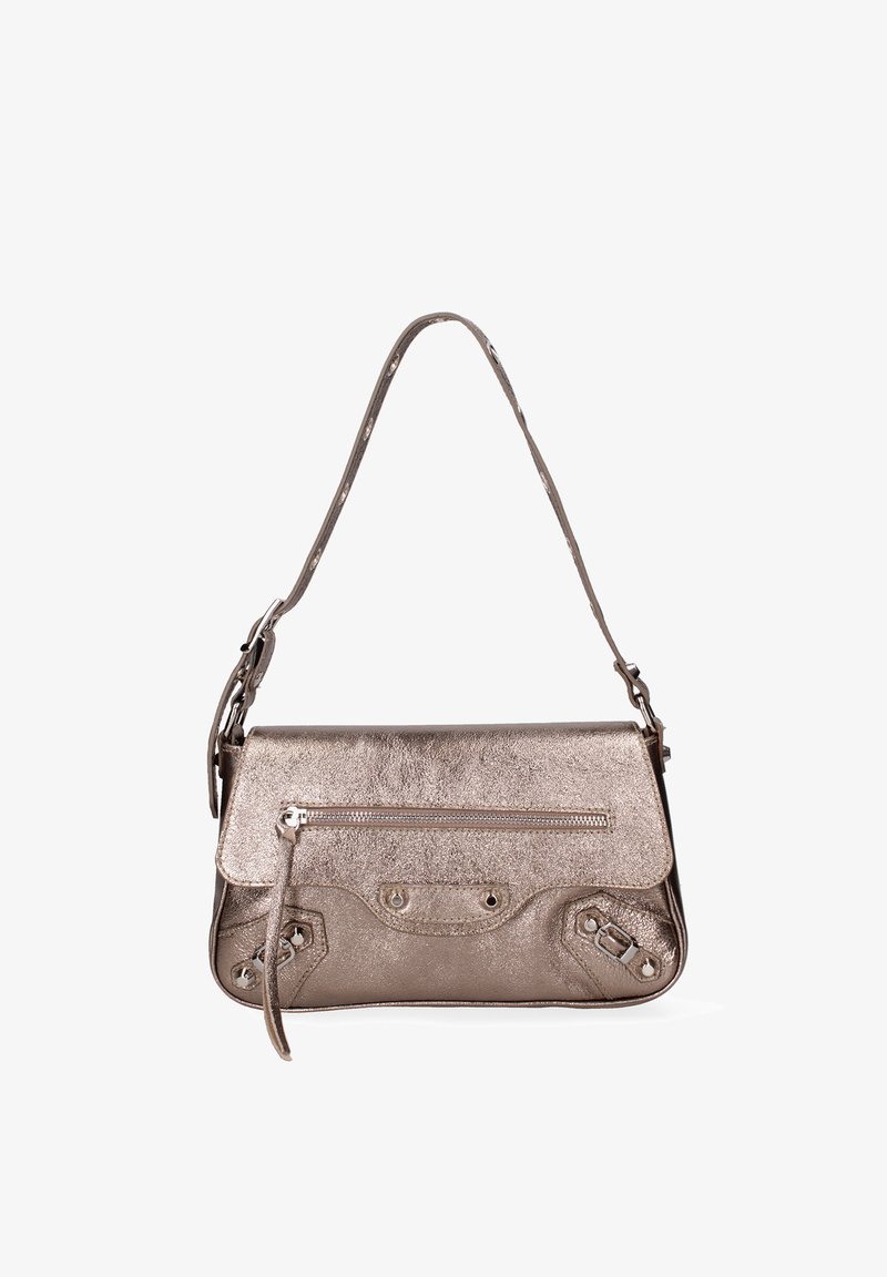 Borsa in pelle metallica taupe con pattina pieghevole, tasca con zip e accessori decorativi sui lati. Tracolla regolabile.