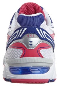 Zapatilla deportiva blanca con parte superior de malla, acentos en azul y rojo, marca GEL y una suela acolchada que presenta una sección de gel visible en la parte trasera.