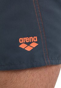 Arena FUNDAMENTALS LOGO - Shorts da mare - asphalt nespola