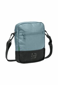 Borsa a tracolla rettangolare in blu chiaro e nero, realizzata con materiali riciclati. Presenta una tasca frontale con zip e una tracolla regolabile.