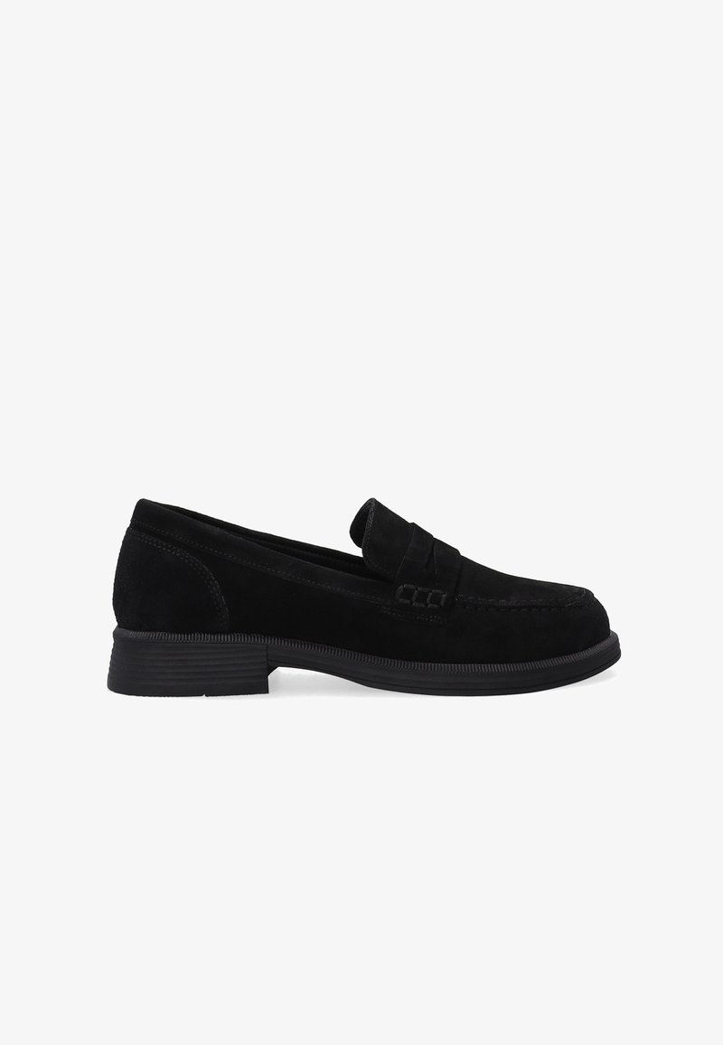 Mocassins en cuir suédé noir avec un talon plat, des détails cousus et une bande sur le dessus. Texture douce avec un design classique et une silhouette basse.
