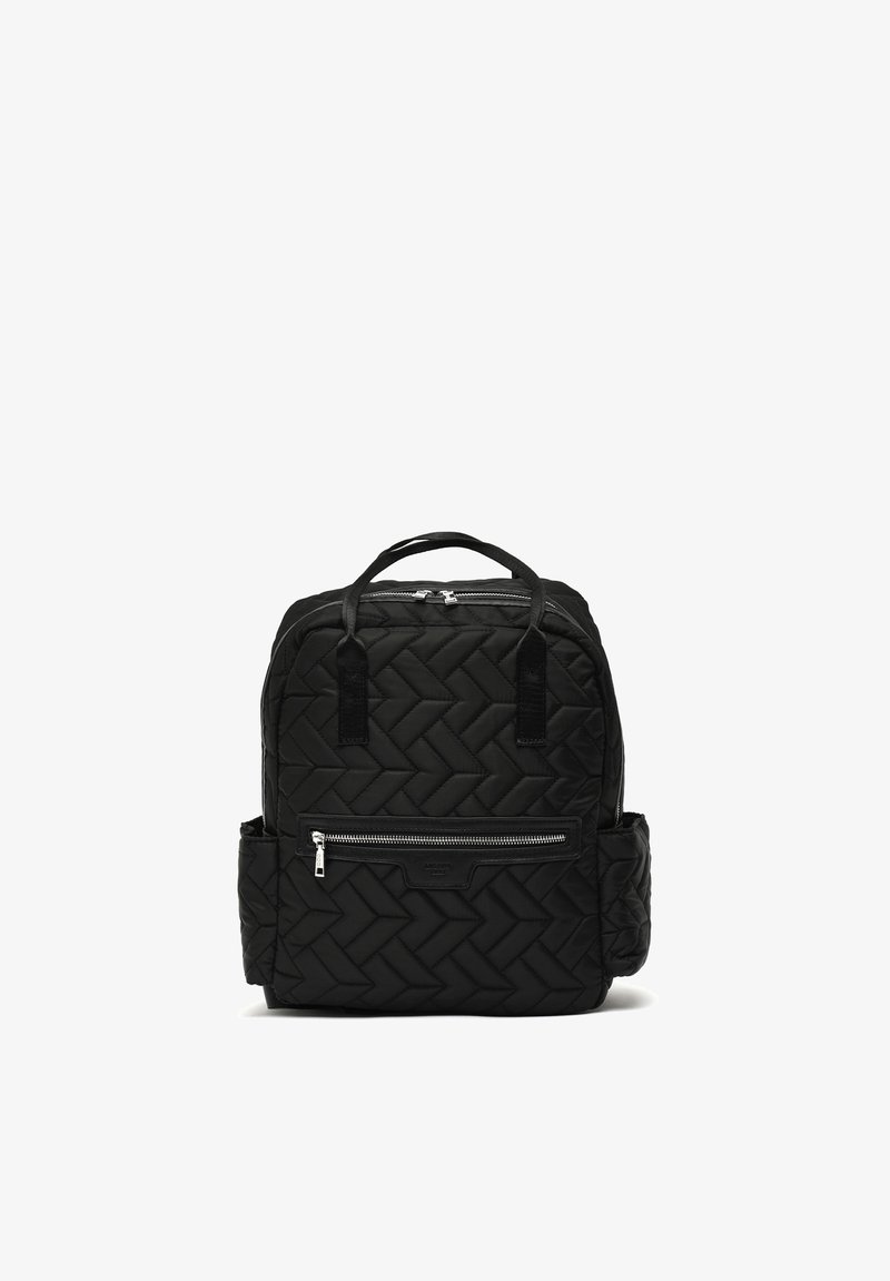 Mochila negra acolchada con un patrón de espiga, asa superior, correas de hombro ajustables y un bolsillo frontal con cremallera.