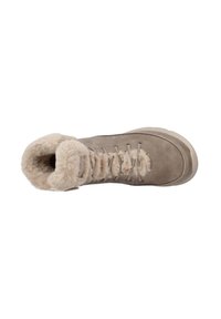 Bottes à chevilles en daim taupe, dotées d'un collier et d'une doublure en fourrure douce, avec des lacets plats et une semelle texturée pour une meilleure adhérence.