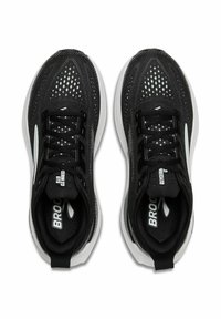 Zwarte sportschoenen met een ademend bovenwerk van mesh, een witte tussenzool en contrasterende accenten. Voorzien van perforaties voor ventilatie en platte veters.