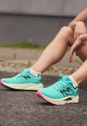 New Balance FUELCELL PROPEL V5 - Zapatillas running asfalto - green