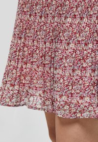 Minus MIRIKKA SHORT SKIRT - Plisirano krilo - pink flower print