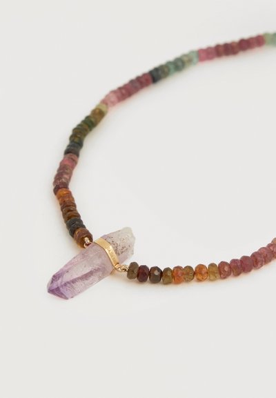 Κολιέ με πολύχρωμες περλέτες με όψη και ένα ωμό κρεμαστό από μοβ αμέθυστο στερεωμένο με χρυσή ταινία.