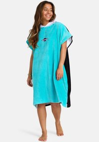 Tyrkysový plyšový pončo s kapucňou, čiernymi akcentmi, krátkymi rukávmi a malým logom. Mäkká textúra; dizajn až po kolená pre pohodlné nosenie.