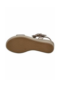 Sandal in argento metallico con fiocco decorativo, suola in gomma marrone texturizzata e dettaglio della cintura regolabile per una vestibilità sicura.