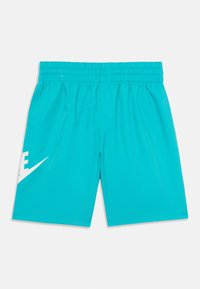 Turkio spalvos sportiniai trumpiki su elastinga juosta, su dideliu baltu Nike logotipu kairėje pusėje ir lygiu, lengvu audiniu.