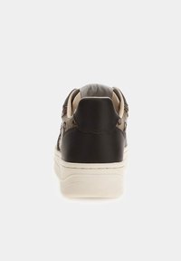 Baskets en cuir noir et tissu à motifs avec un bout arrondi, un col rembourré et une semelle en caoutchouc blanche. Vue arrière mettant en valeur les matériaux et le design.