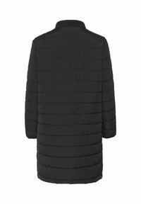 Abrigo acolchado negro con mangas largas y cuello acanalado. Presenta una textura acolchada con costuras horizontales y un diseño a media longitud.